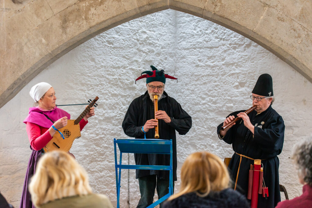 A merrie noyse perform live in the abbot's kitchen